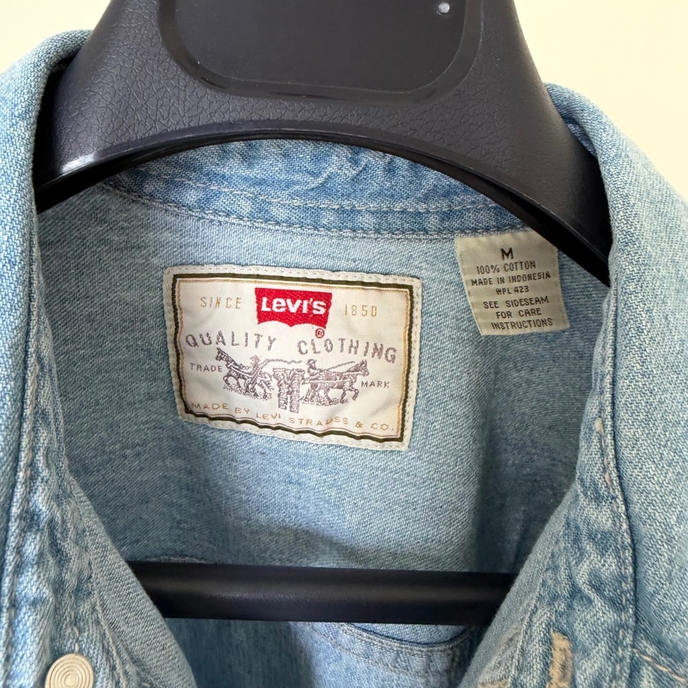 Levis Red Tab Denim Shirt Medium Light Wash Cotton Button Down 60560-1315 - Picture 2 of 8